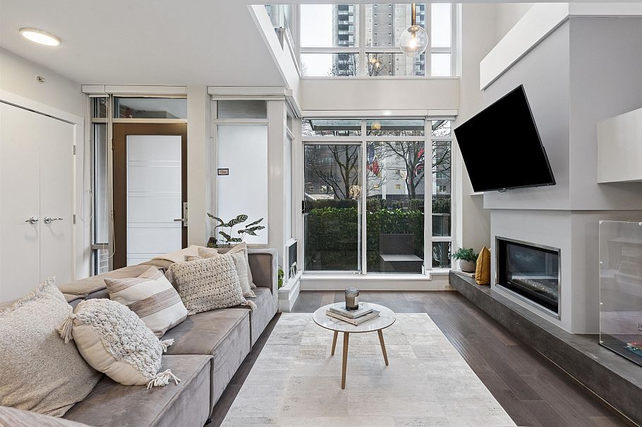 863 Richards Street Vancouver, BC - 2