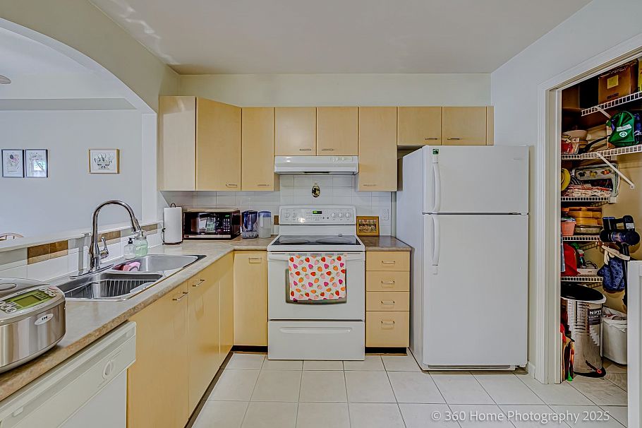 307 8495 Jellicoe Street Vancouver, BC - 2