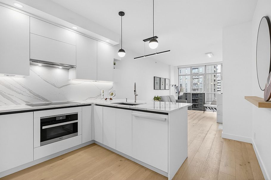 906 1050 Smithe Street Vancouver, BC - 4