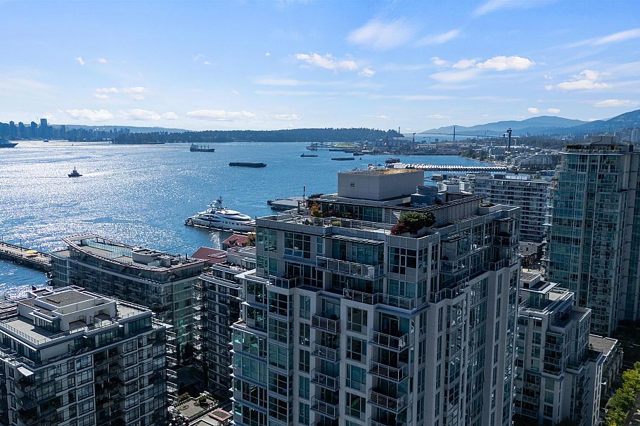 2001 188 E Esplanade North Vancouver, BC - 30