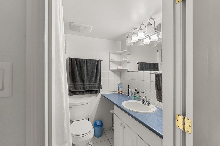 2980 W 8th Avenue Vancouver, BC - 24