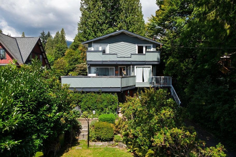368 E Kings Road North Vancouver, BC - 1