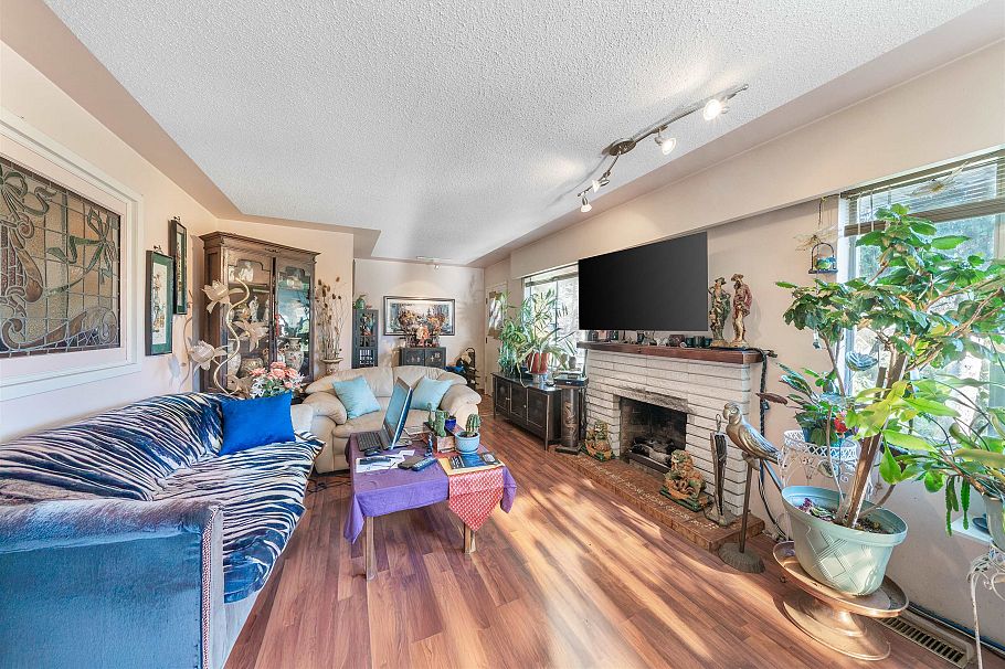 2285 Viewlynn Drive North Vancouver, BC - 2