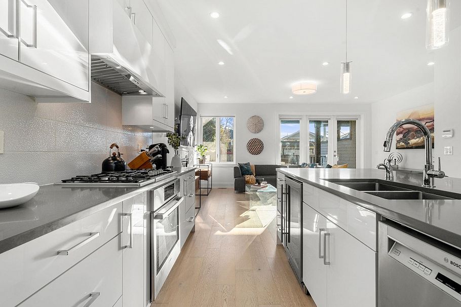 361 E 15th Street North Vancouver, BC - 10