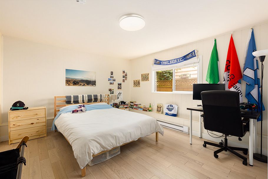 1231 Cloverley Street North Vancouver, BC - 24