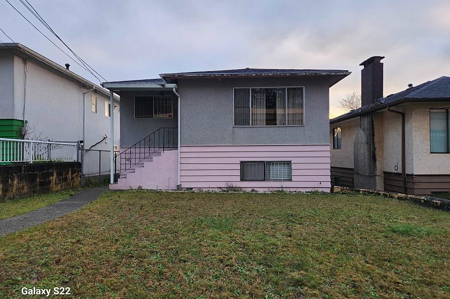 3228 Vanness Avenue Vancouver, BC - 1