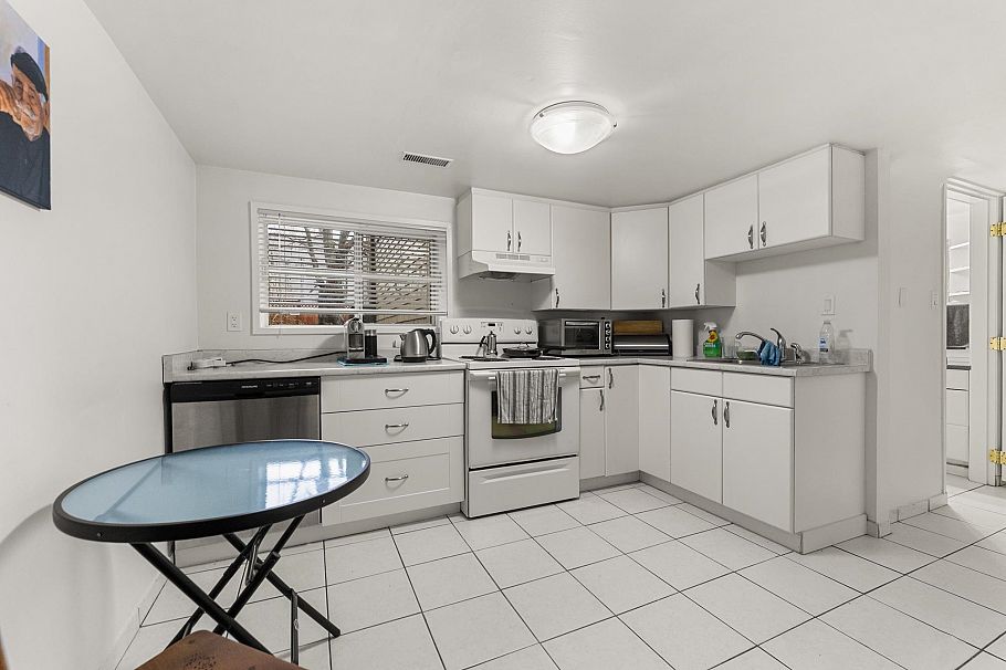 2980 W 8th Avenue Vancouver, BC - 31