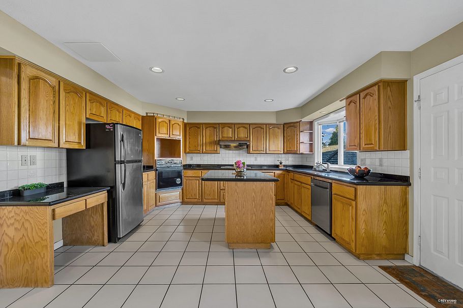 2445 W 19th Avenue Vancouver, BC - 19