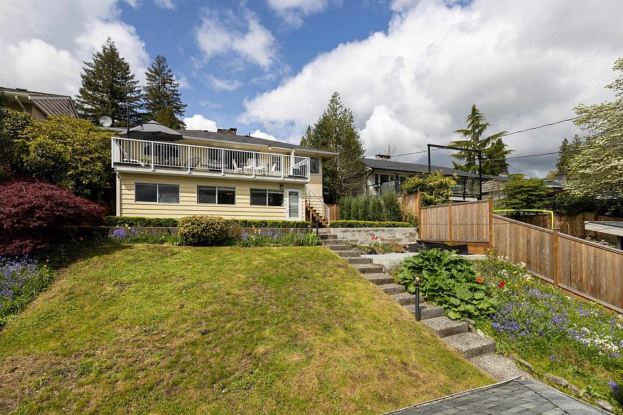 1231 Cloverley Street North Vancouver, BC - 29