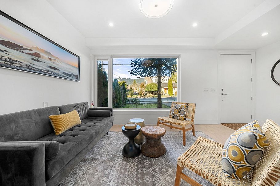 361 E 15th Street North Vancouver, BC - 4