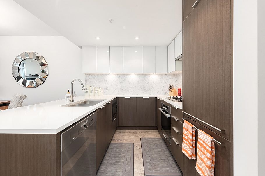 303 110 Switchmen Street Vancouver, BC - 4