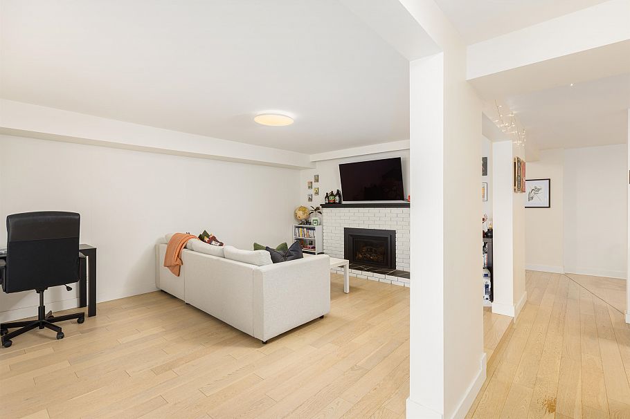 1231 Cloverley Street North Vancouver, BC - 19