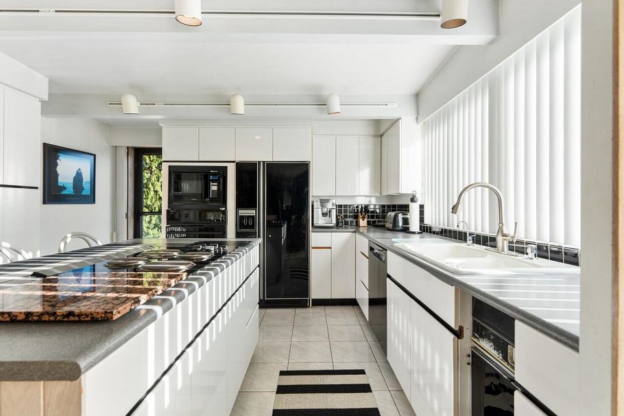 1588 Merlynn Crescent North Vancouver, BC - 17