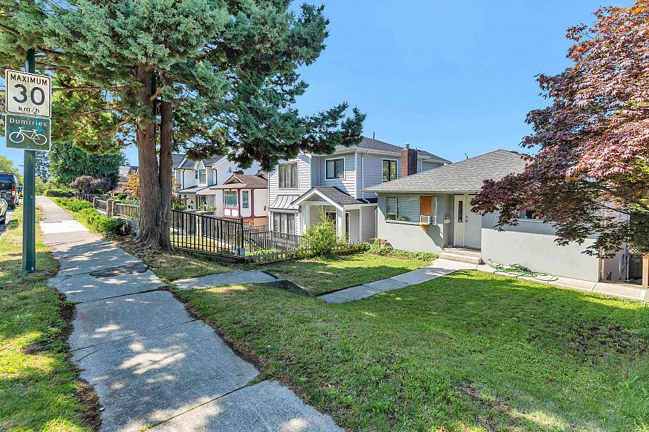 5755 Dumfries Street Vancouver, BC - 2