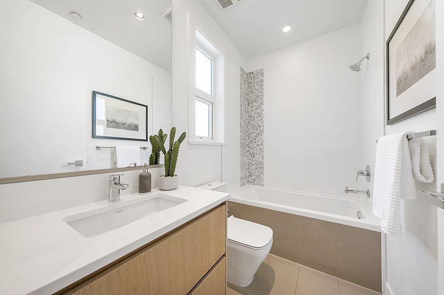 2431 W Broadway Vancouver, BC - 20