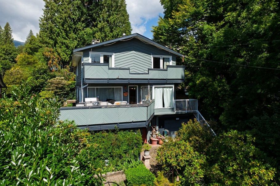 368 E Kings Road North Vancouver, BC - 2