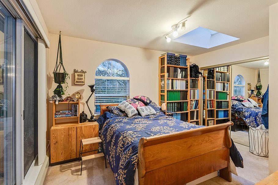 2586 W 8th Avenue Vancouver, BC - 12