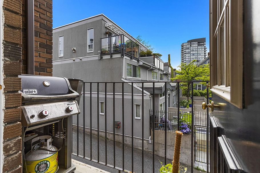 1365 W 7th Avenue Vancouver, BC - 9