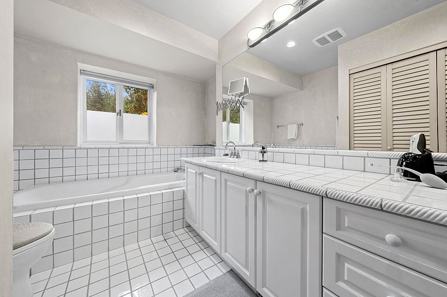 1200 Hilary Place North Vancouver, BC - 16