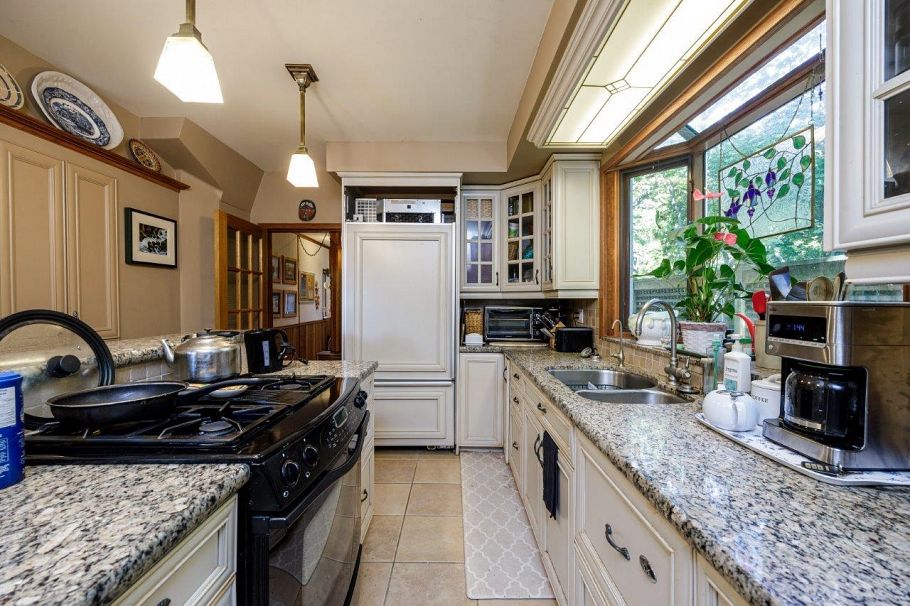 368 E Kings Road North Vancouver, BC - 11