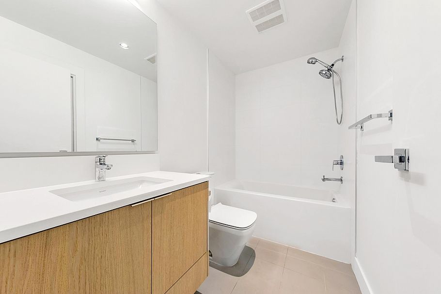 2431 W Broadway Vancouver, BC - 35