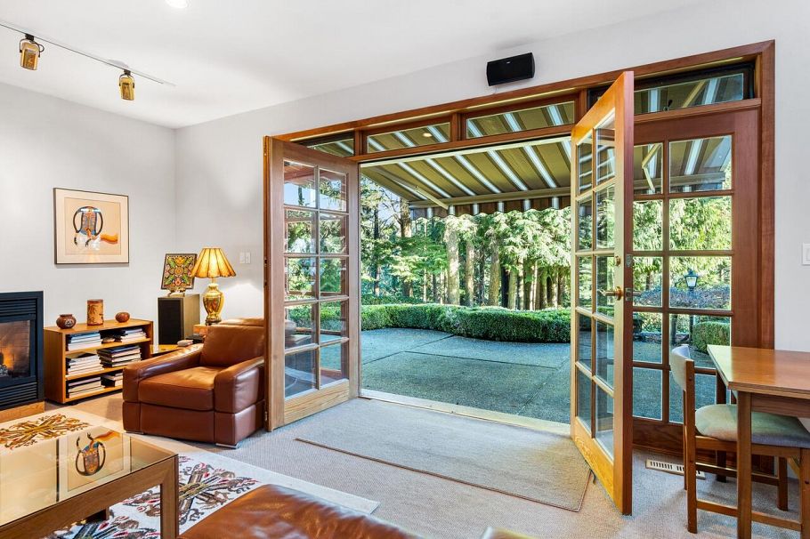 1588 Merlynn Crescent North Vancouver, BC - 1