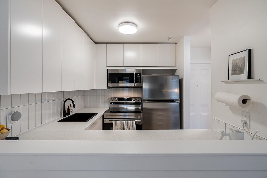 407 3 N Garden Drive Vancouver, BC - 8