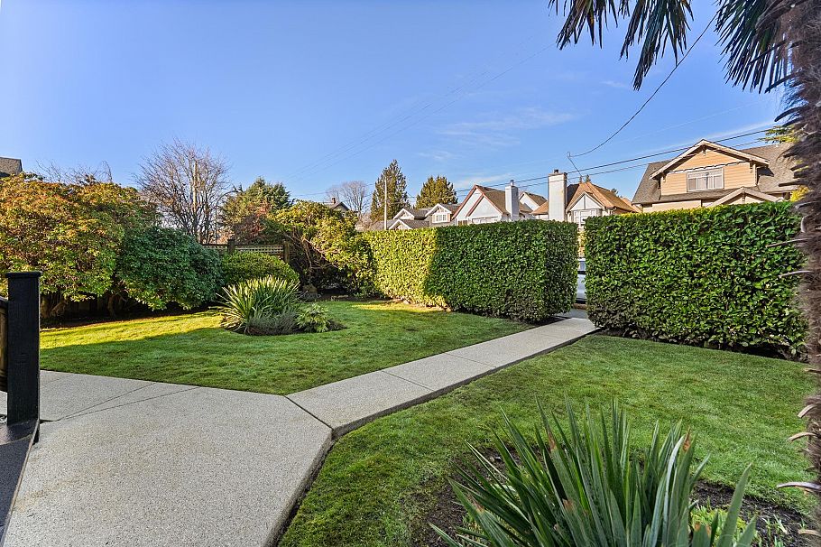 2980 W 8th Avenue Vancouver, BC - 3