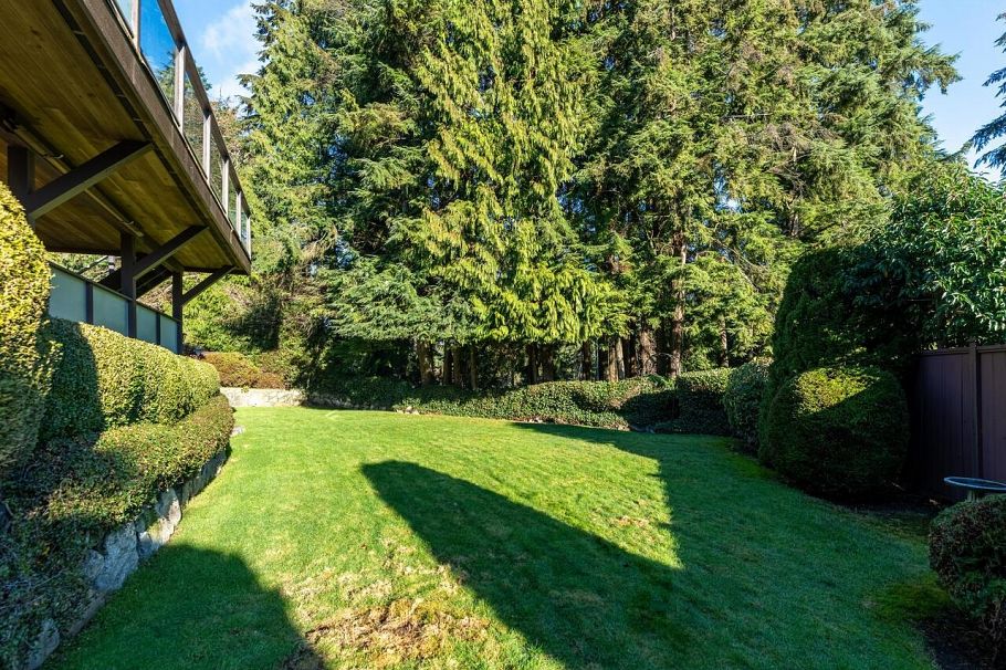 1588 Merlynn Crescent North Vancouver, BC - 30