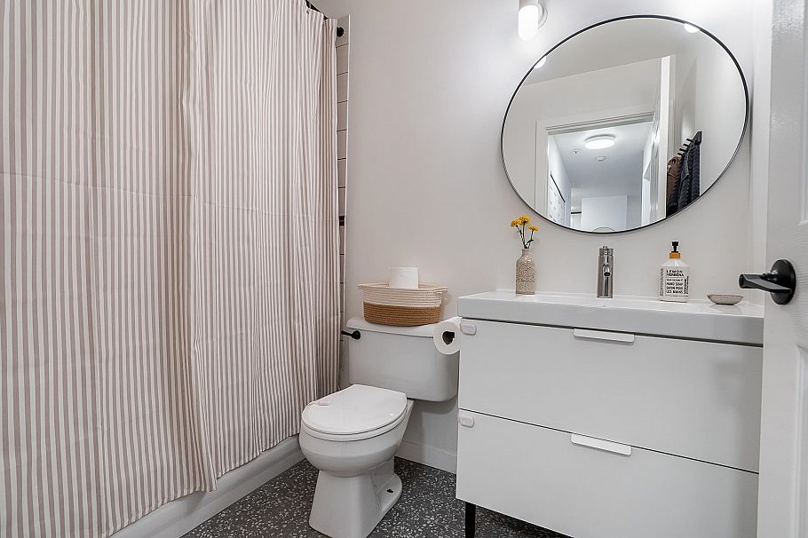 407 3 N Garden Drive Vancouver, BC - 12