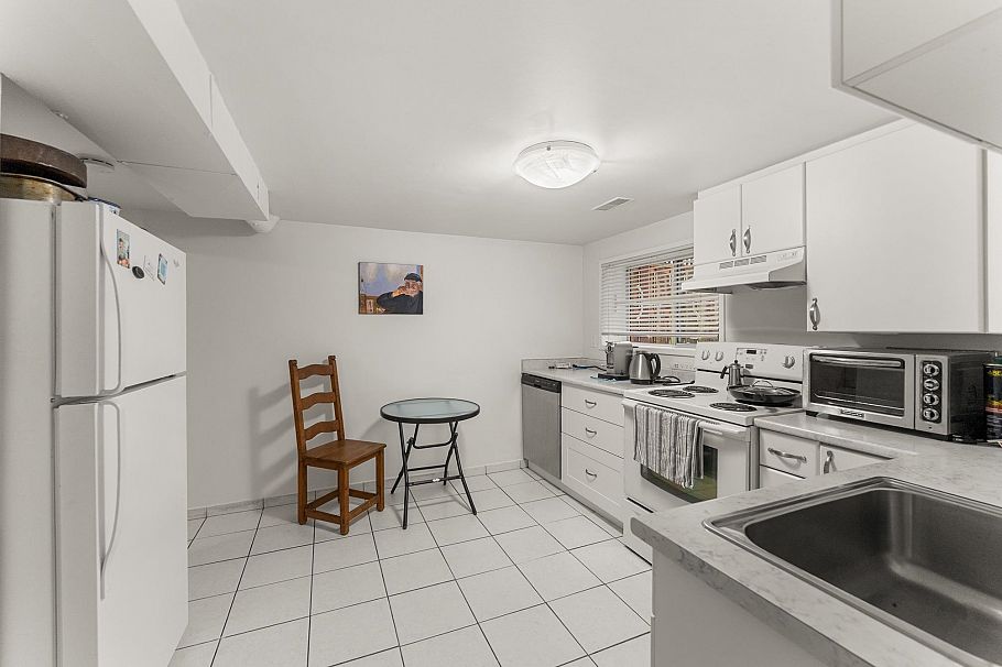 2980 W 8th Avenue Vancouver, BC - 29