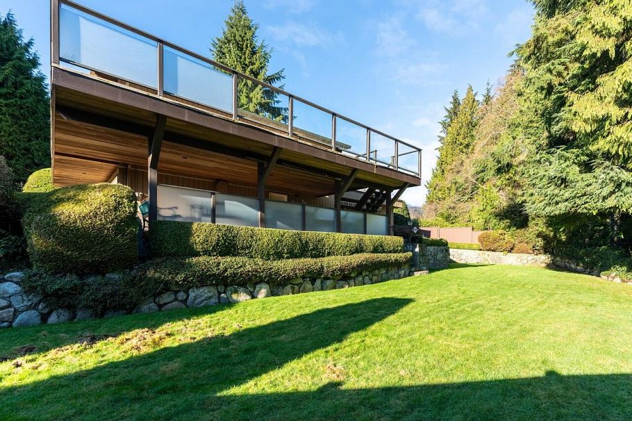 1588 Merlynn Crescent North Vancouver, BC - 2