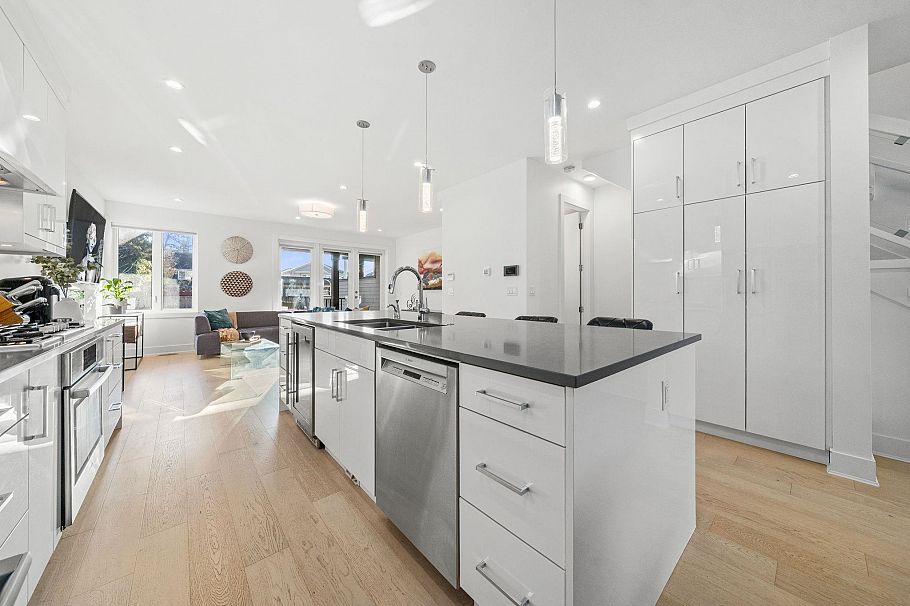 361 E 15th Street North Vancouver, BC - 8