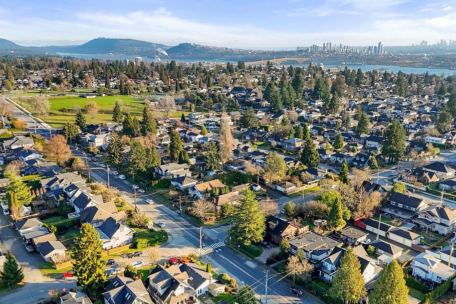 361 E 15th Street North Vancouver, BC - 38