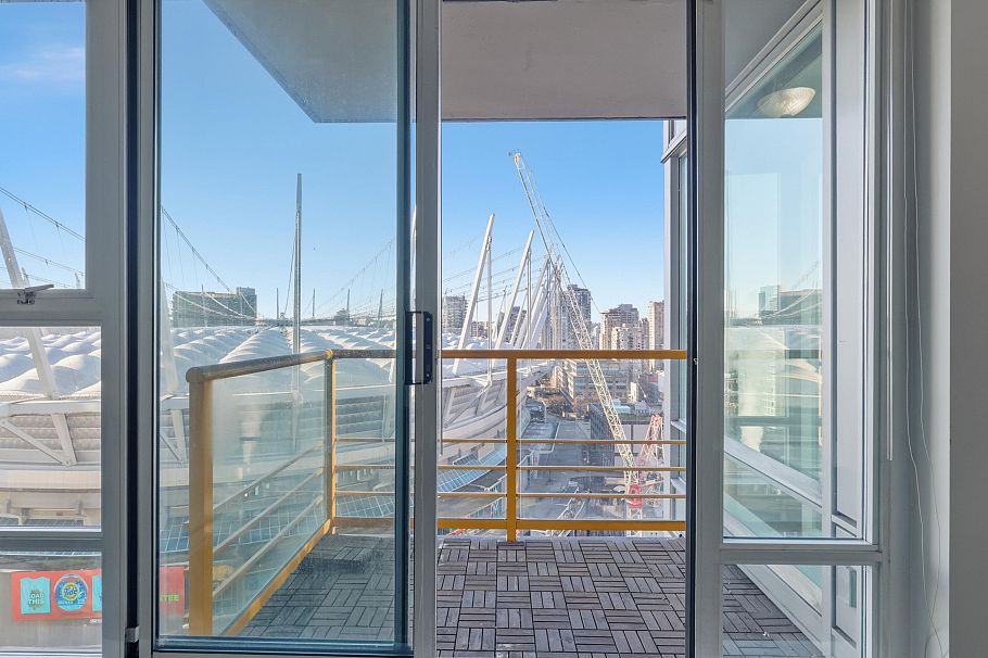 2001 668 Citadel Parade Vancouver, BC - 2