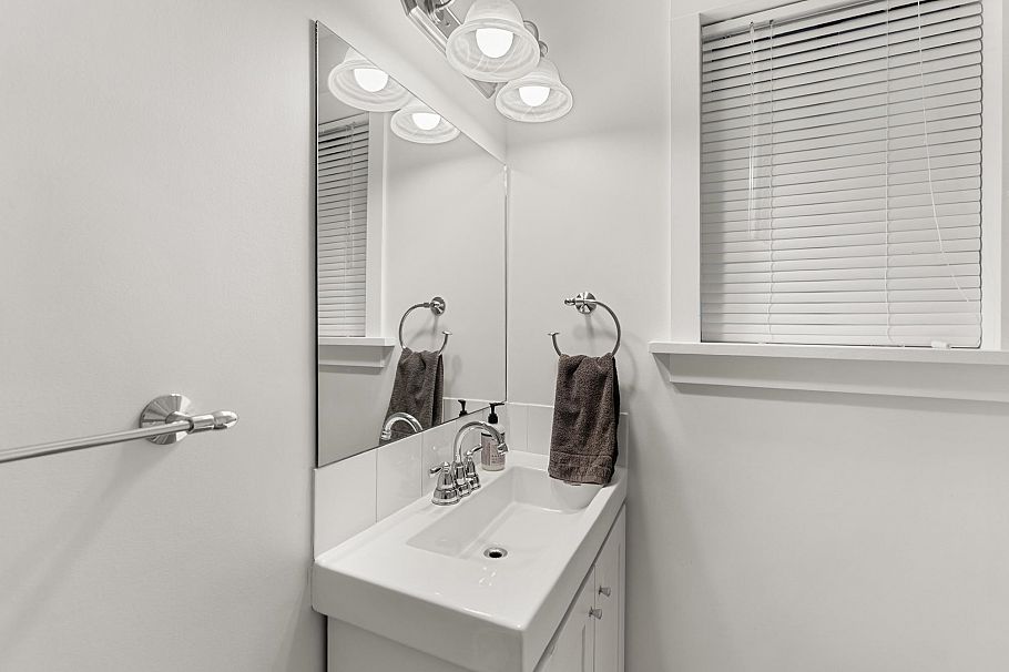 2980 W 8th Avenue Vancouver, BC - 23