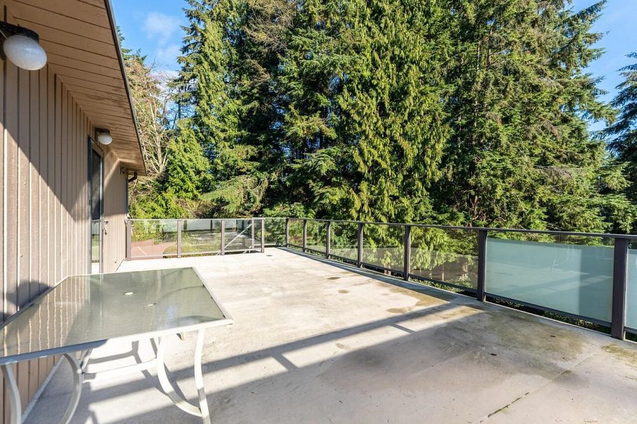 1588 Merlynn Crescent North Vancouver, BC - 35