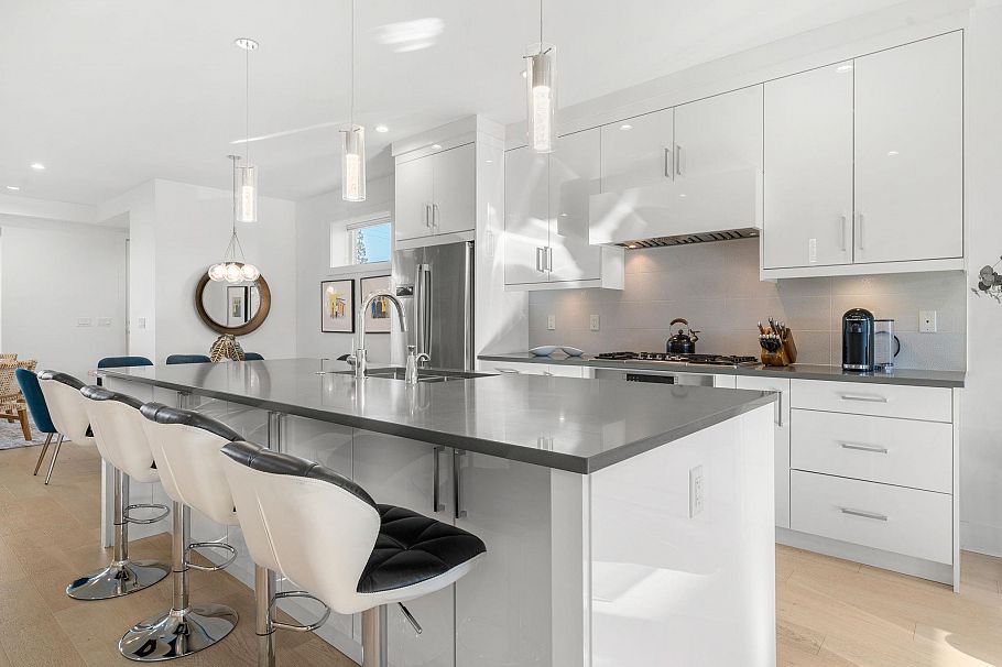 361 E 15th Street North Vancouver, BC - 6