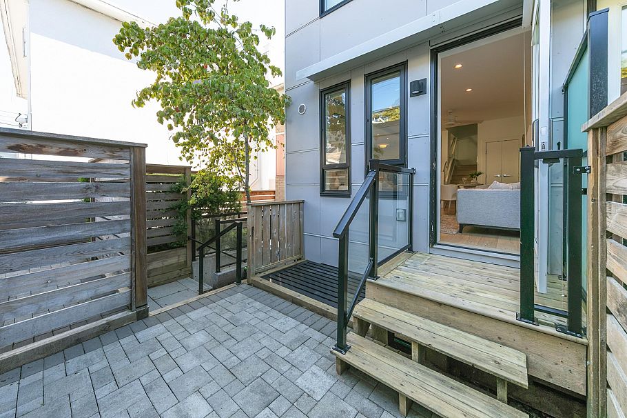 2431 W Broadway Vancouver, BC - 16