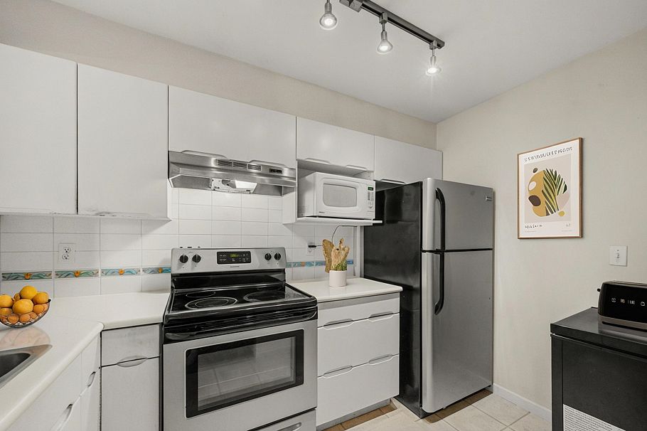 202 1333 W 7th Avenue Vancouver, BC - 9