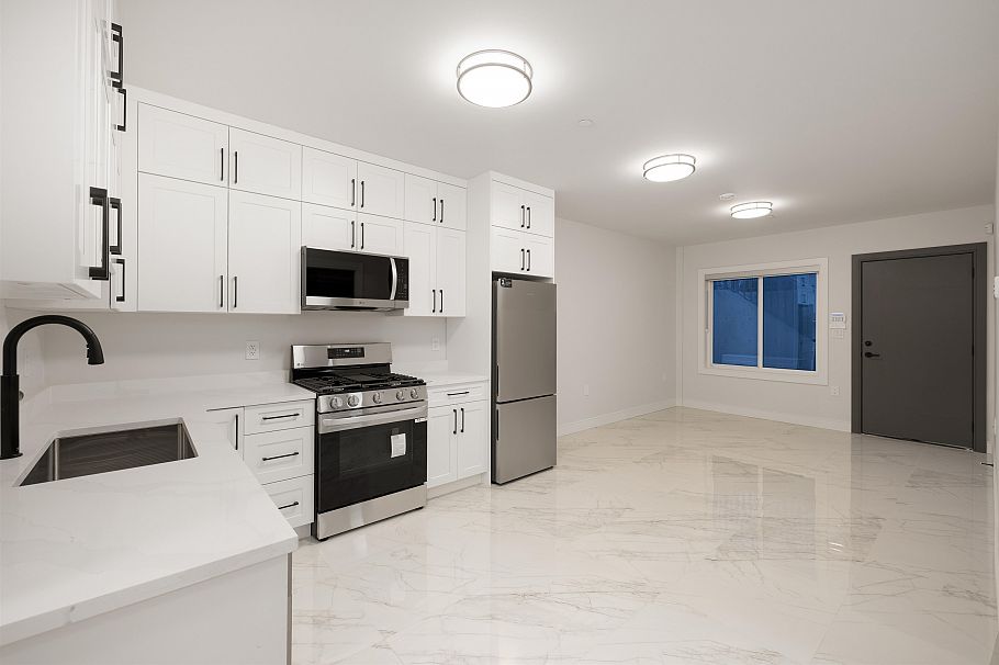 838 E 14th Street North Vancouver, BC - 35