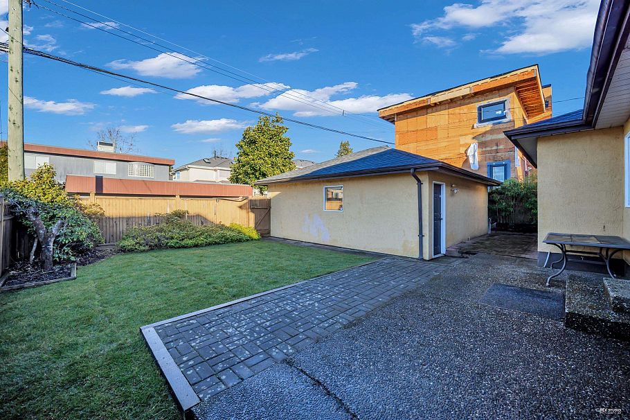 2445 W 19th Avenue Vancouver, BC - 4