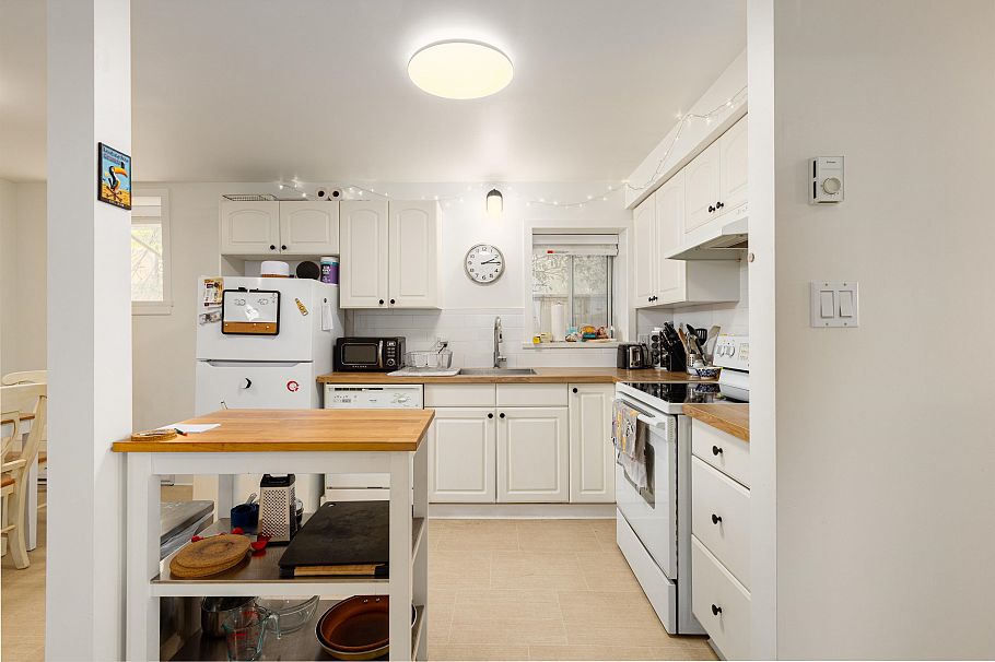 1231 Cloverley Street North Vancouver, BC - 21