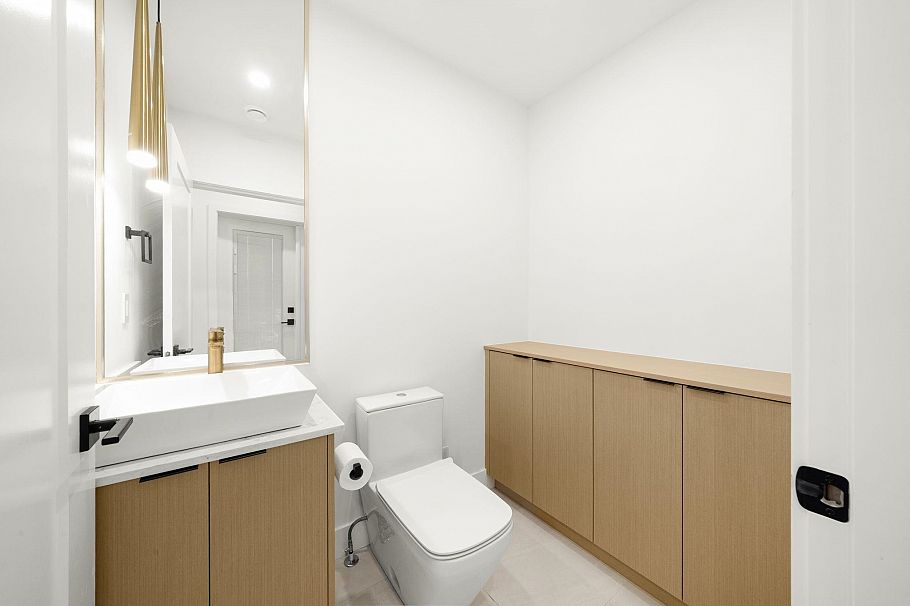 552 E 58th Avenue Vancouver, BC - 11