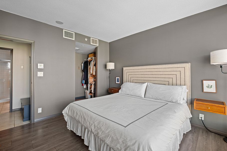 2001 188 E Esplanade North Vancouver, BC - 15