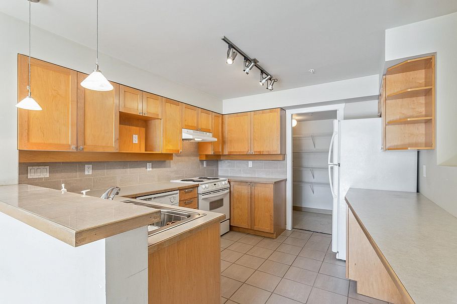 303 3580 W 41st Avenue Vancouver, BC - 3