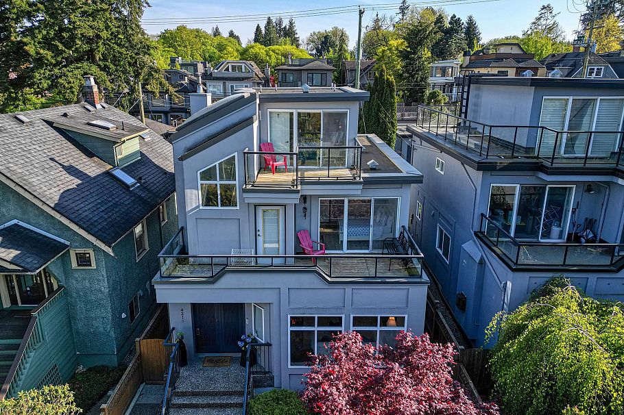 4218 W 10th Avenue Vancouver, BC - 4