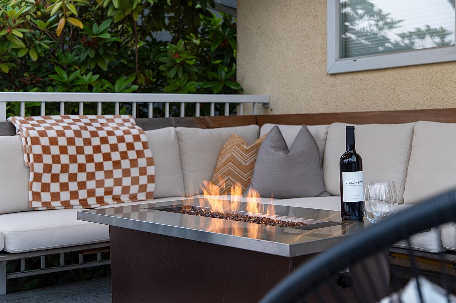 1231 Cloverley Street North Vancouver, BC - 32