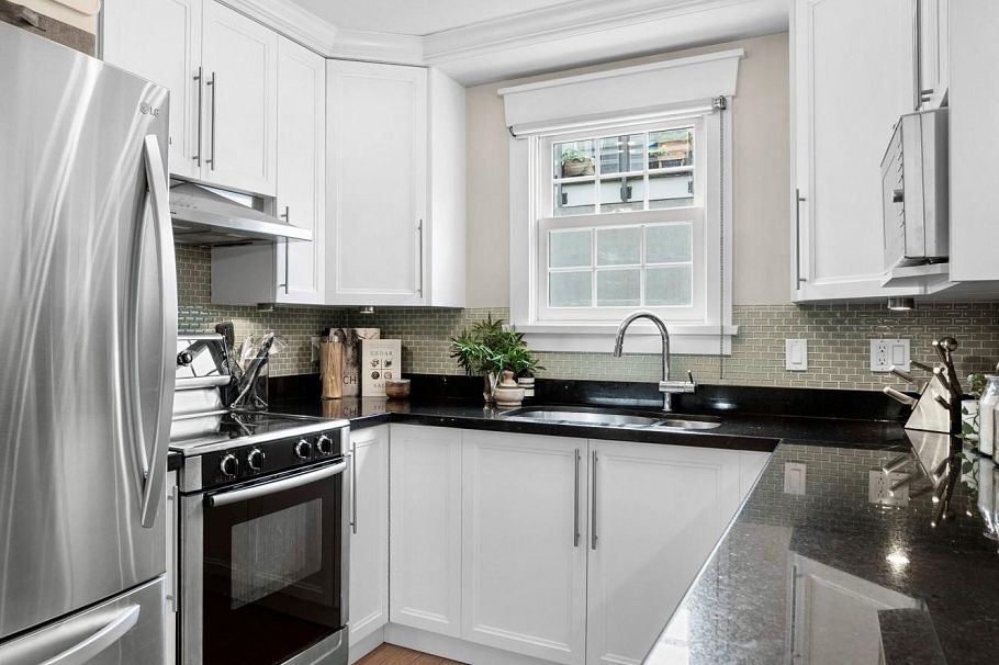 1365 W 7th Avenue Vancouver, BC - 4