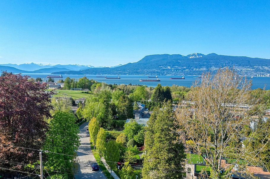 4218 W 10th Avenue Vancouver, BC - 3